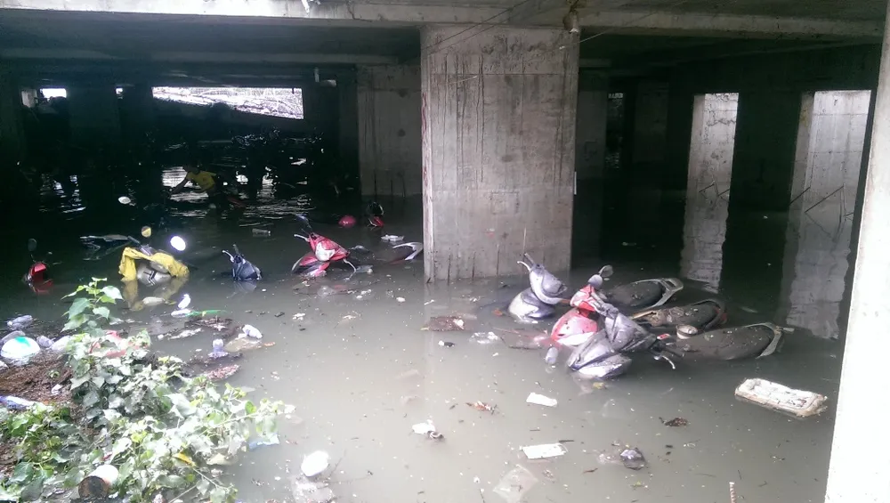 Tại một nhà giữ xe trên đường Nguyễn Siêu, quận 1, hàng ngàn xe đã được cứu ra ngoài. 